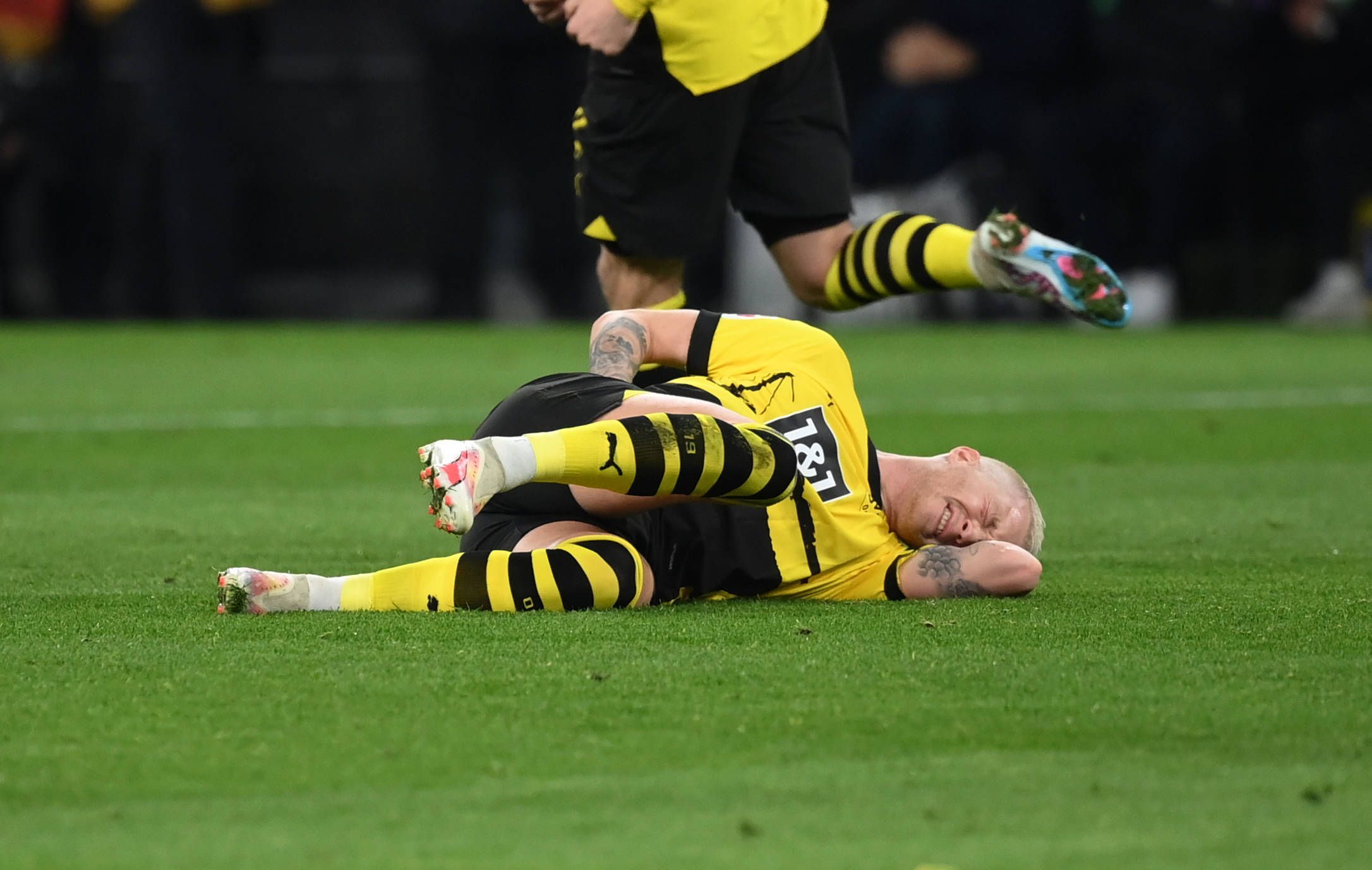 Marco Reus liegt verletzt am Boden