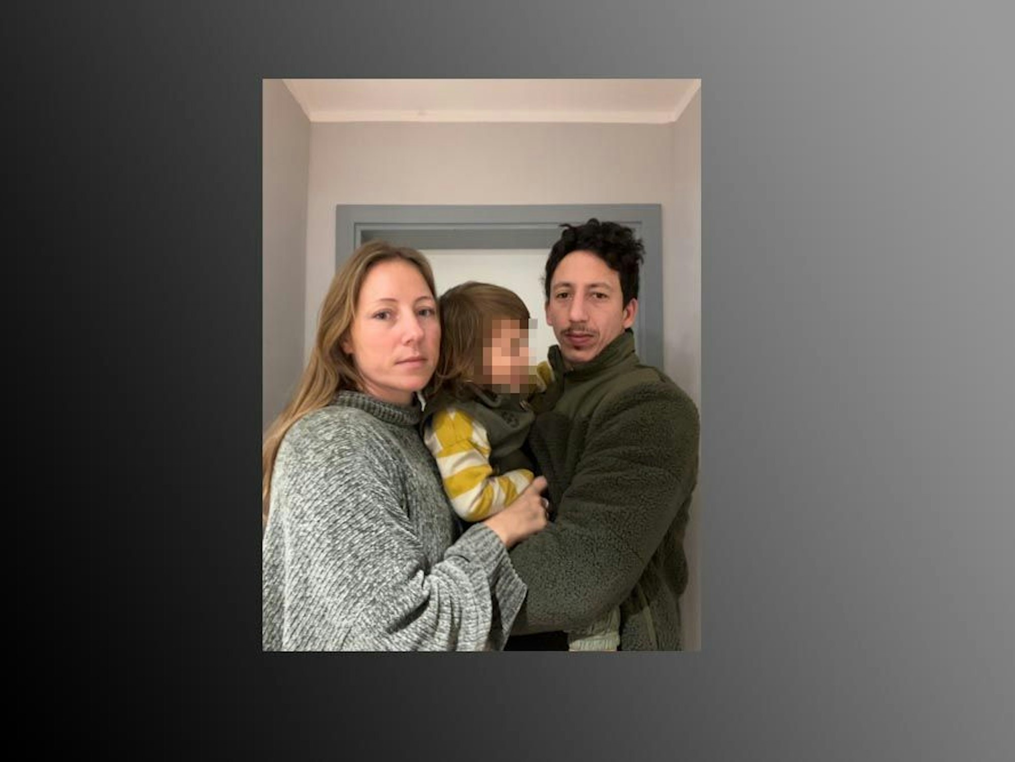 Die Familie K. schaut in die Kamera.