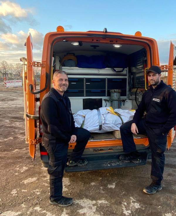 Marcel Biewald (li.) und Michael Hilgers vom Kampfmittelbeseitigungsdienst mit dem verpackten Blindgänger