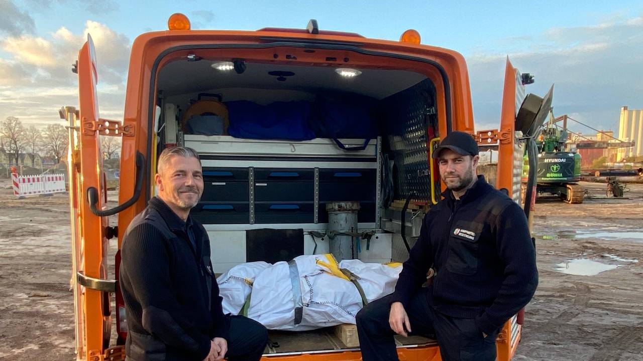 Marcel Biewald (li.) und Michael Hilgers vom Kampfmittelbeseitigungsdienst mit dem verpackten Blindgänger