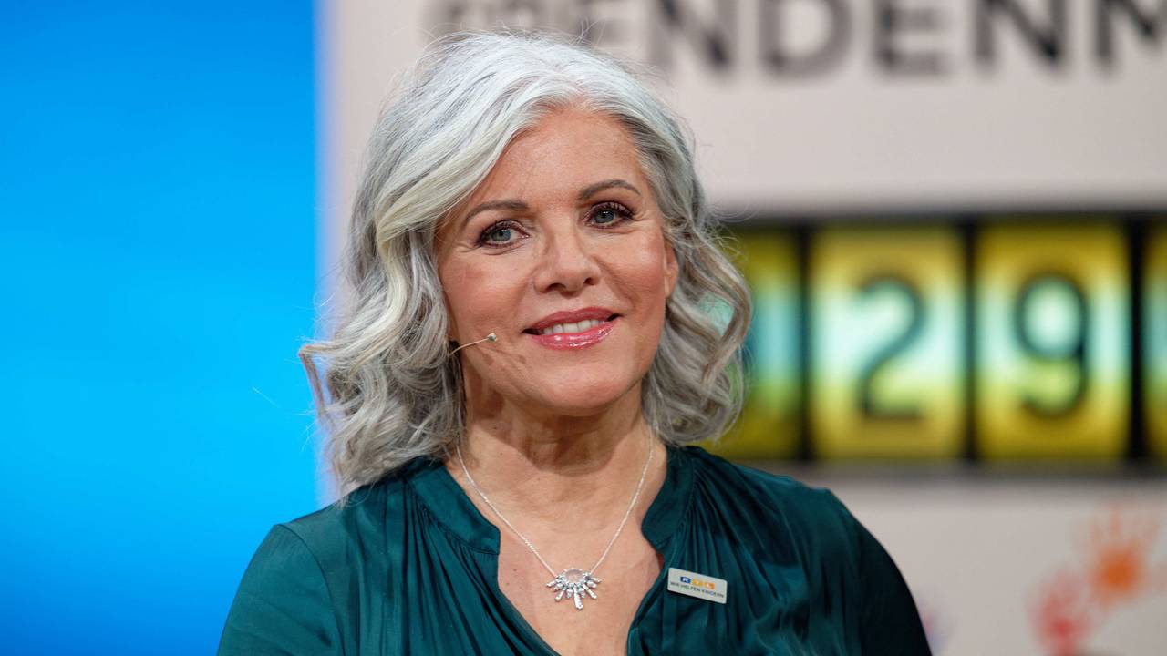 Die Moderatorin Birgit Schrowange steht im Studio des RTL-Spendenmarathons.