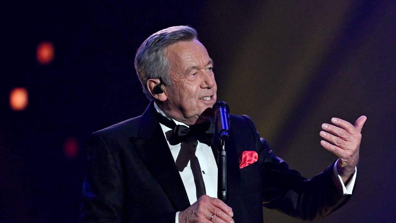 Sänger Roland Kaiser singt während der Verleihung des Medienpreises Goldene Henne. Kaiser wird in der Kategorie Musik ausgezeichnet.