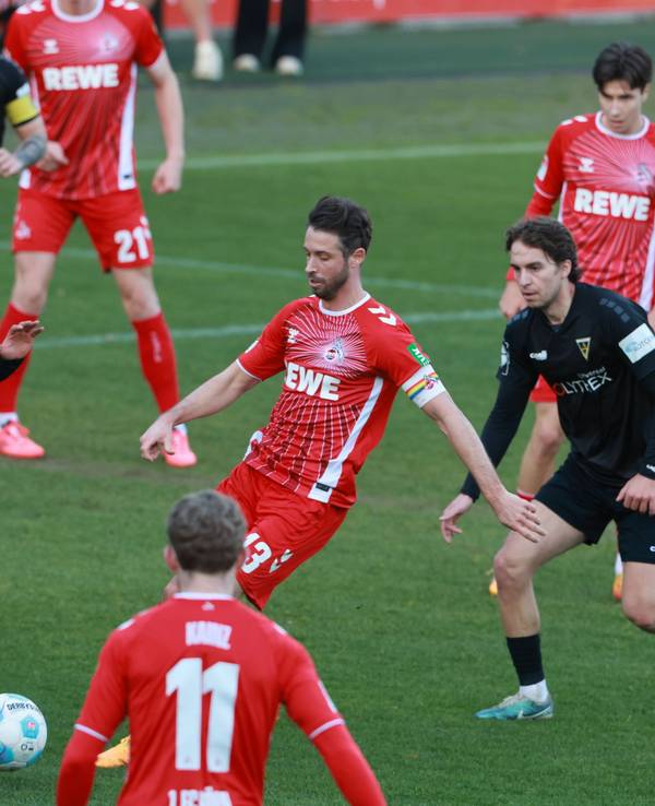Mark Uth am Ball im Test gegen Aachen.