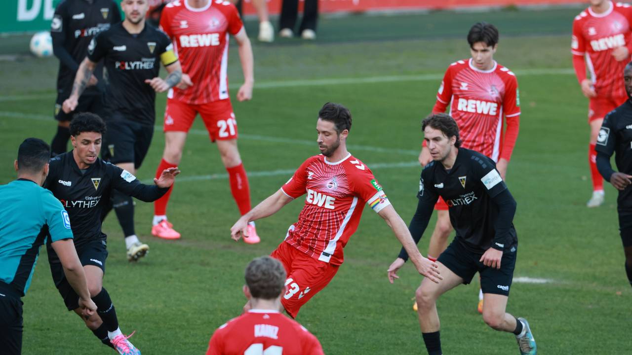 Mark Uth am Ball im Test gegen Aachen.