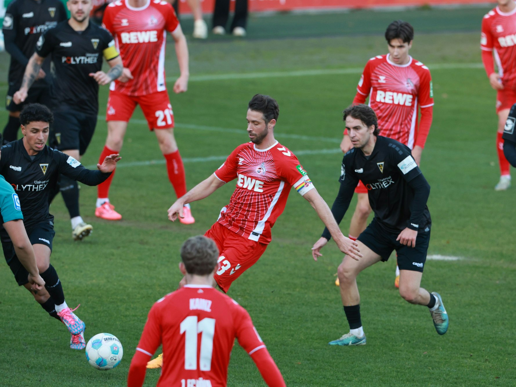 Mark Uth am Ball im Test gegen Aachen.
