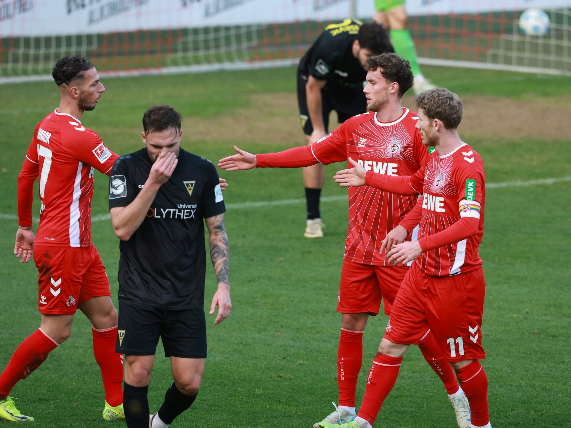 Luca Waldschmidt und Leart Pacarada klatschen ab.