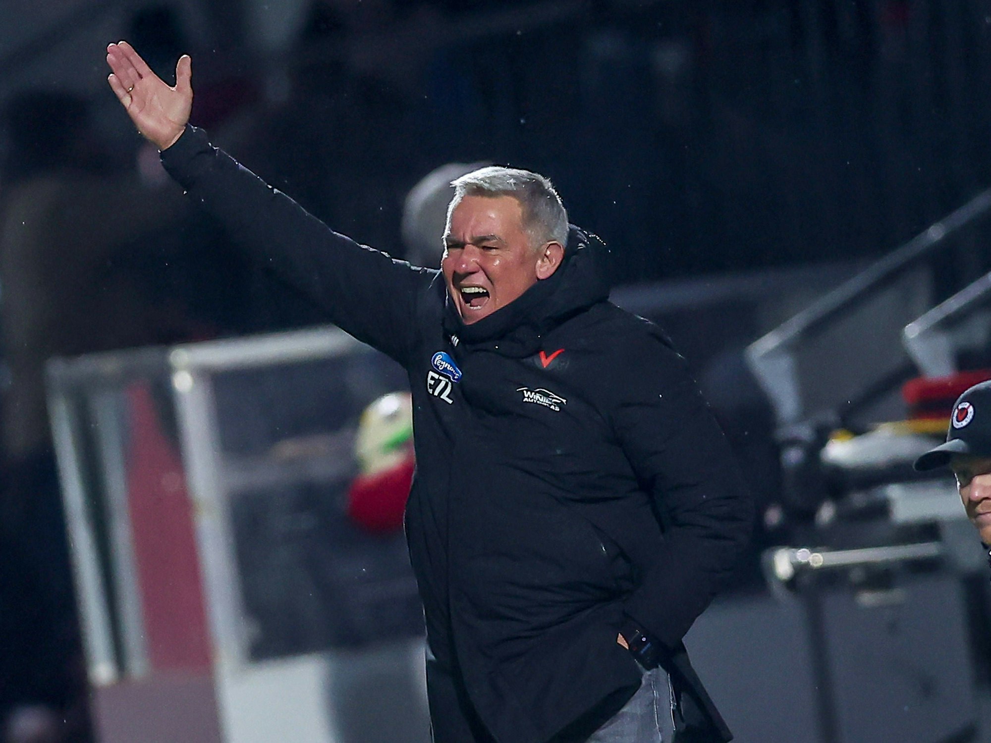 Olaf Janßen regt sich während einer Partie auf.