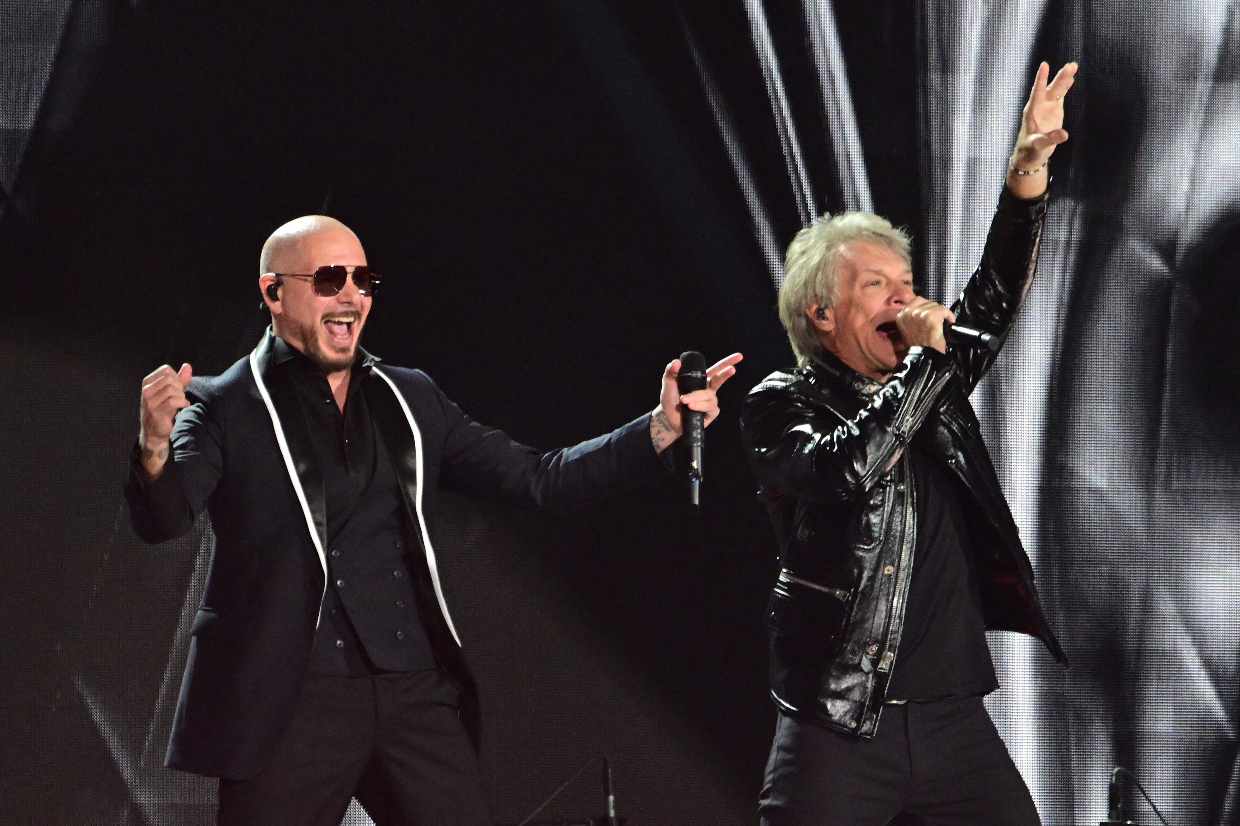 Jon Bon Jovi bei einem Auftritt mit Pitbull.