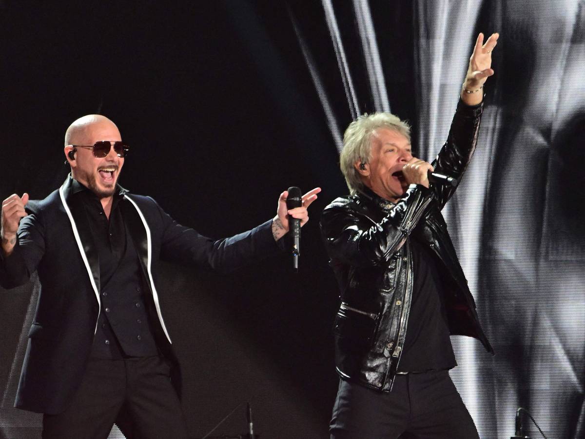 Jon Bon Jovi bei einem Auftritt mit Pitbull.