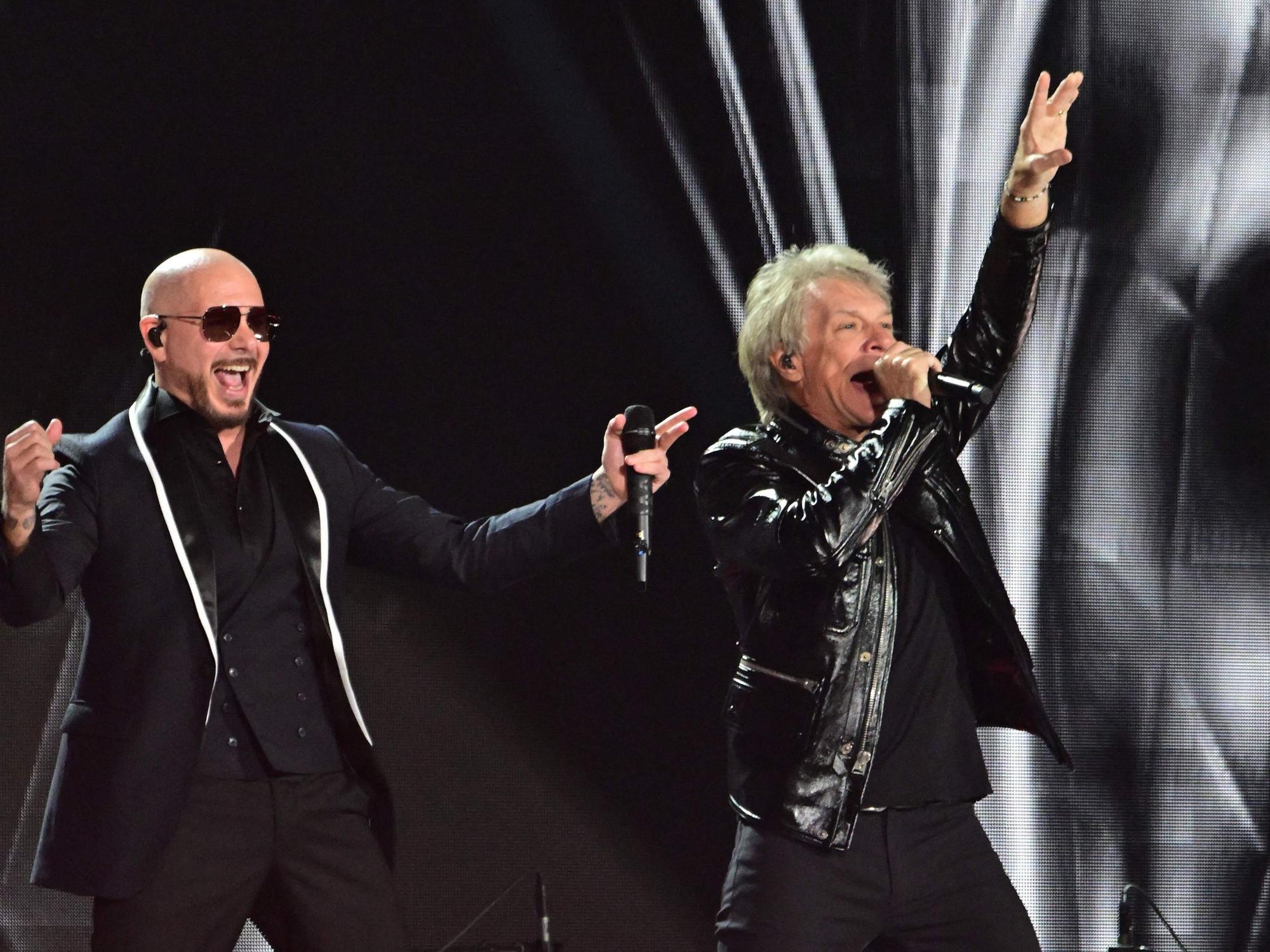 Jon Bon Jovi bei einem Auftritt mit Pitbull.