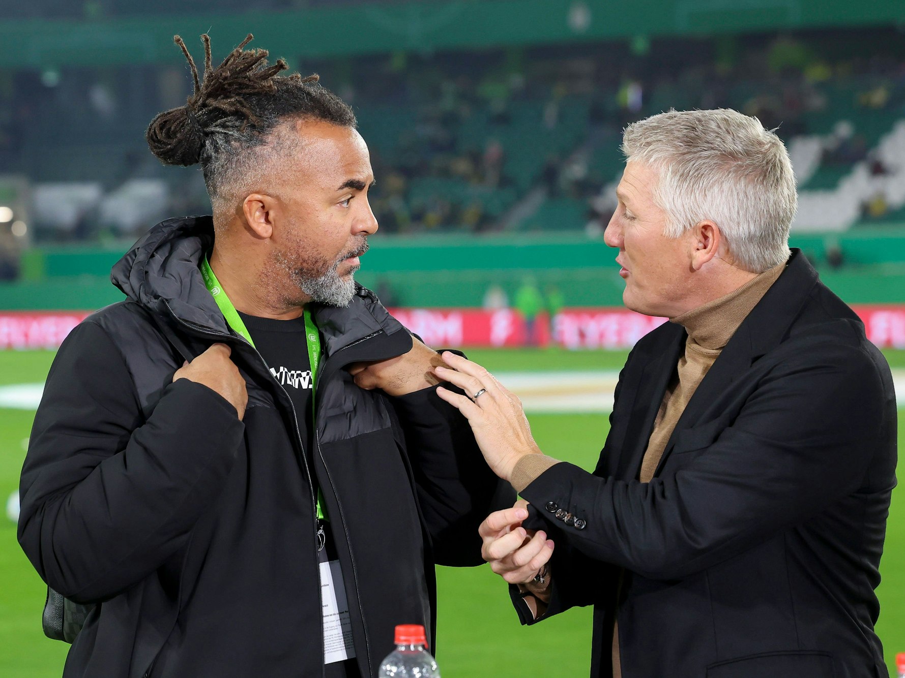 Patrick Owomoyela (l.) und Bastian Schweinsteiger unterhalten sich.