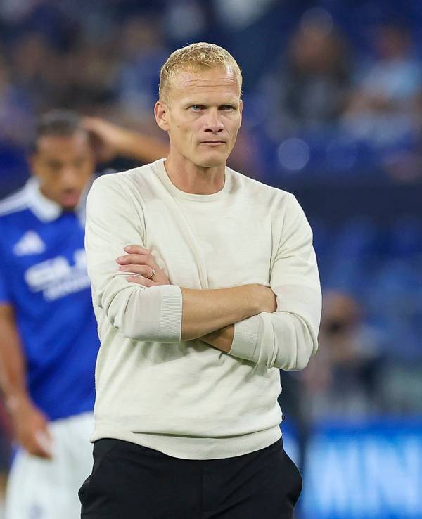 Trainer Karel Geraerts schaut enttäuscht.