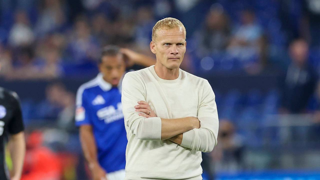 Trainer Karel Geraerts schaut enttäuscht.