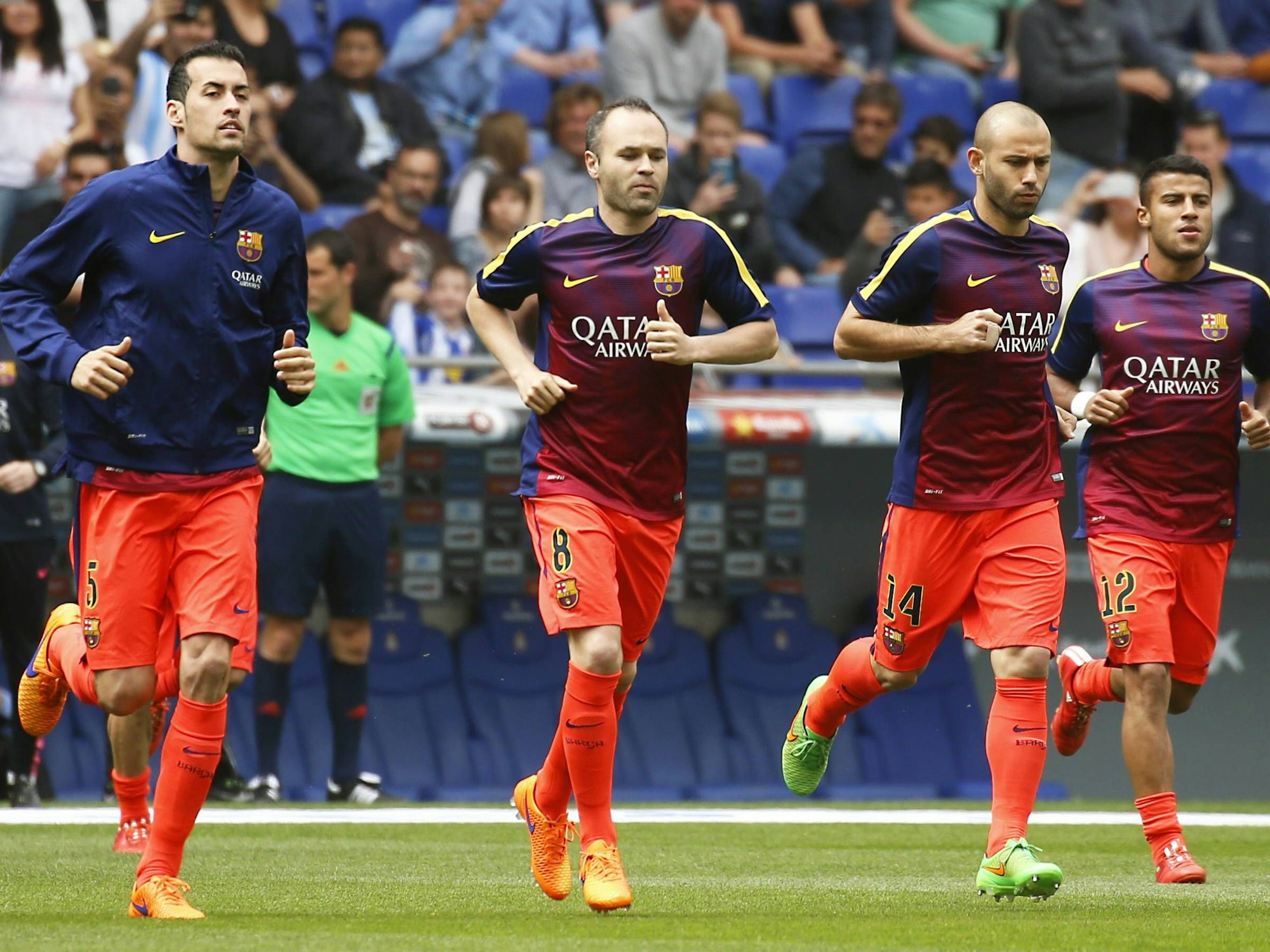 Javier Mascherano (2.v.l.), Sergio Busquets, Andrés Iniesta und Rafinha wärmen sich auf.