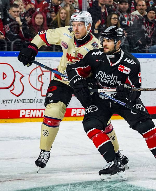 Ryan Stoa und Maximilian Glötzl (r.) im Zweikampf.