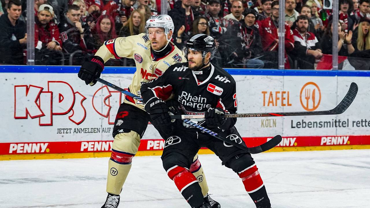 Ryan Stoa und Maximilian Glötzl (r.) im Zweikampf.