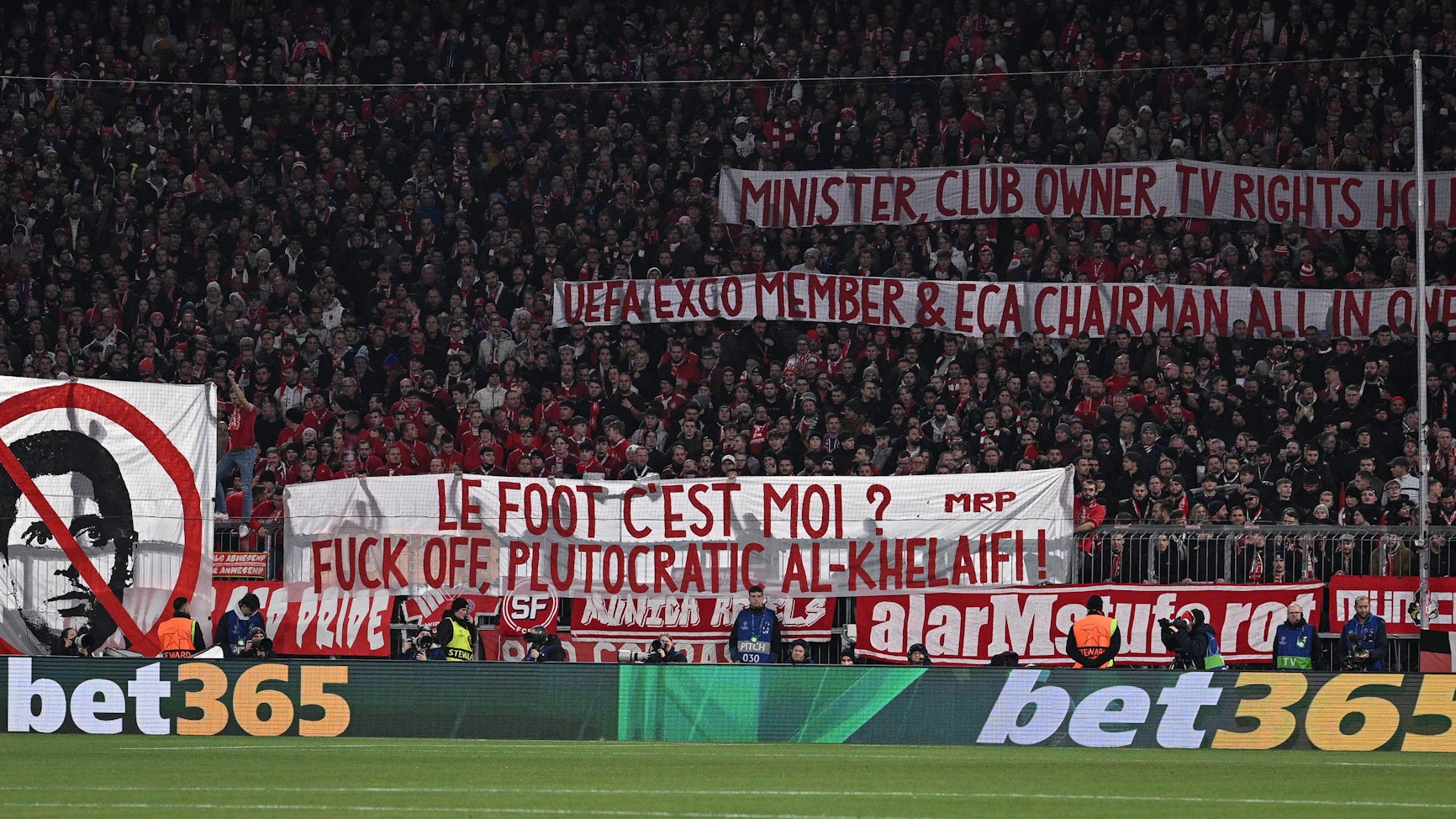 Die Bayern-Fans halten am Dienstagabend (26. November 2024) Plakate beim Spiel gegen Paris Saint-Germain auf der Tribüne hoch.