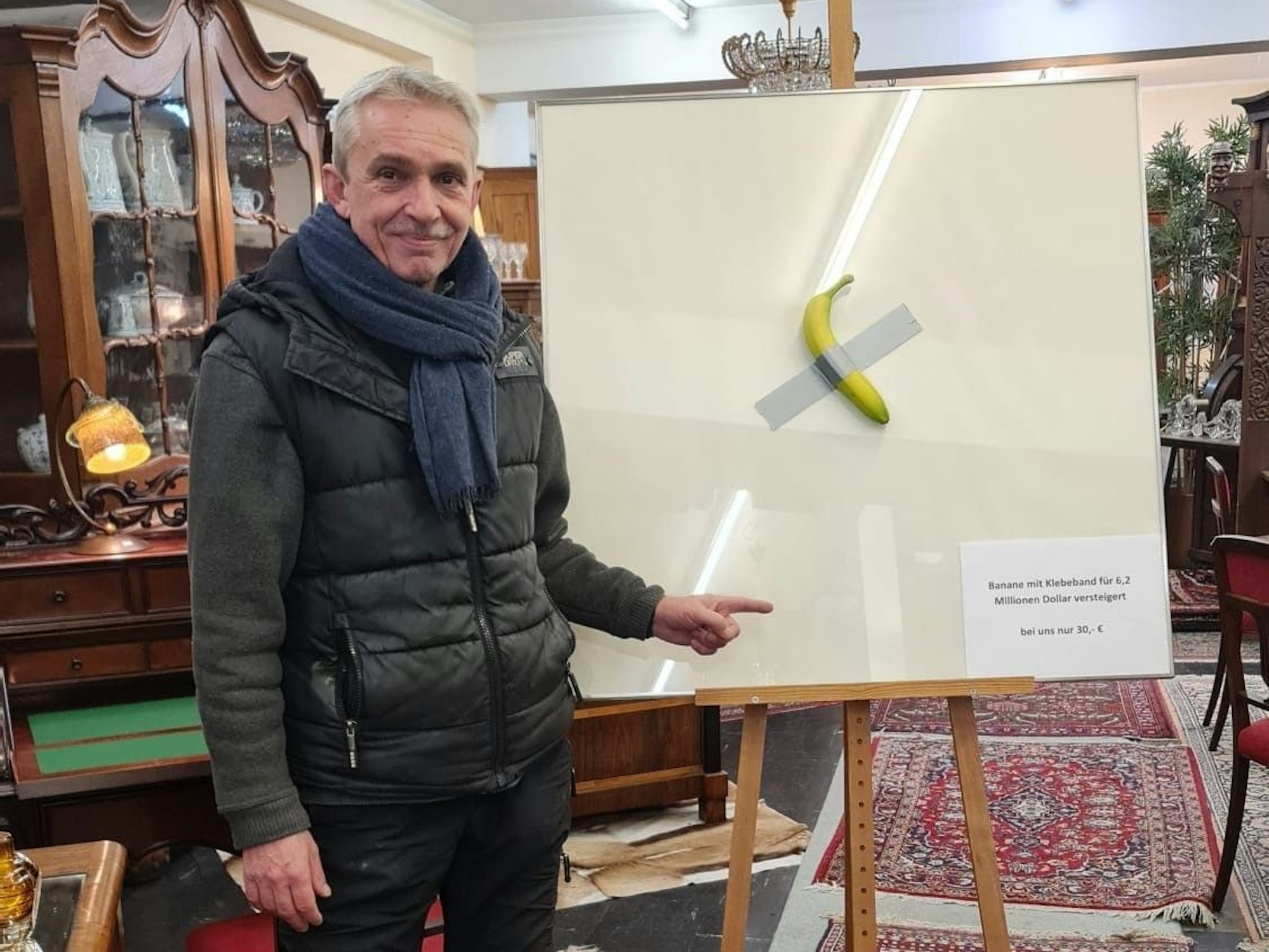 Ralf Bree zeigt seine kölsche Interpretation des Bananen-Kunstwerks in seinem „Antik-Shop“.