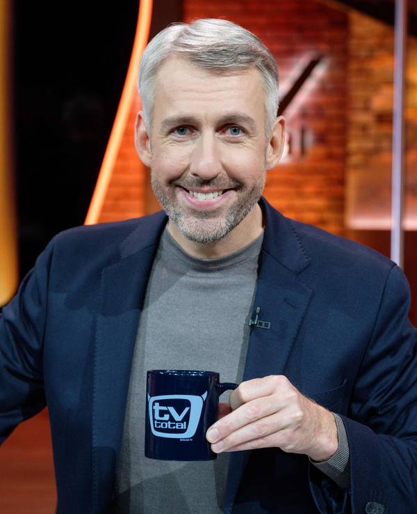 Der Entertainer Sebastian Pufpaff sitzt nach der Aufzeichnung der ersten Sendung der wieder aufgenommenen ProSieben-Comedyshow „TV total“ im Studio.