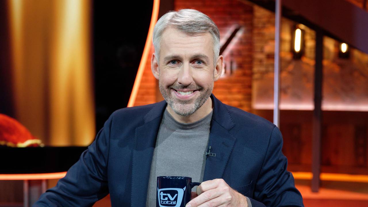 Der Entertainer Sebastian Pufpaff sitzt nach der Aufzeichnung der ersten Sendung der wieder aufgenommenen ProSieben-Comedyshow „TV total“ im Studio.
