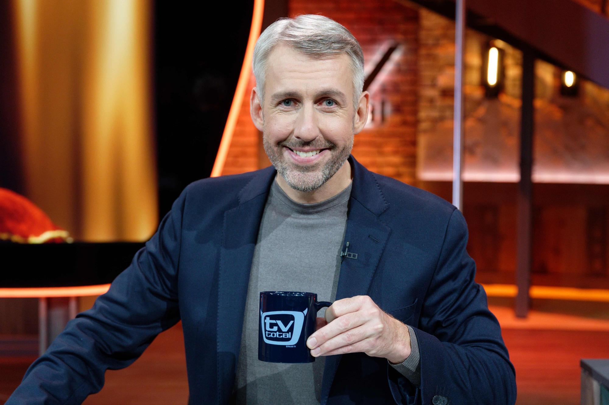 Der Entertainer Sebastian Pufpaff sitzt nach der Aufzeichnung der ersten Sendung der wieder aufgenommenen ProSieben-Comedyshow „TV total“ im Studio.