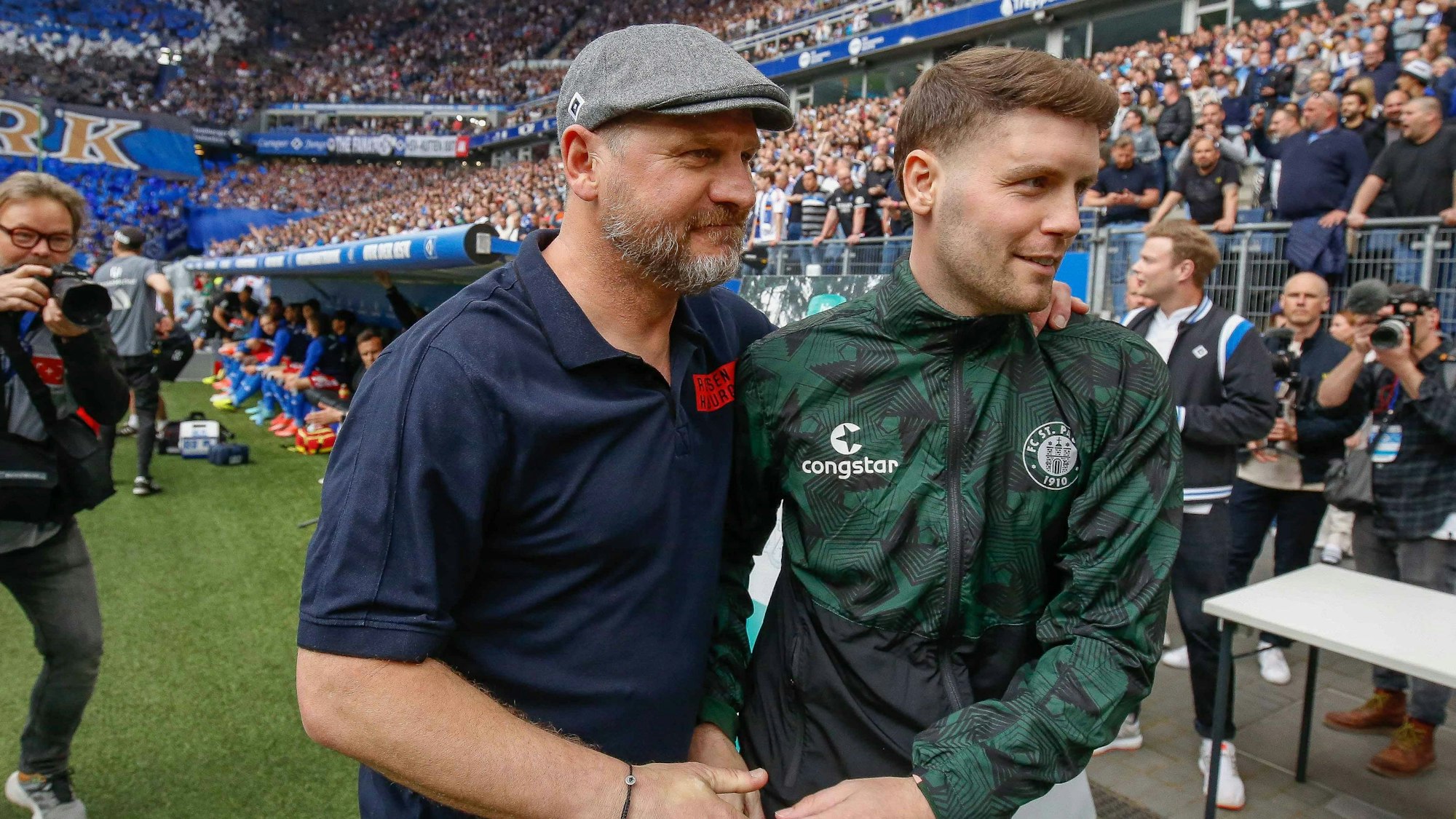 Steffen Baumgart (l.) und Fabian Hürzeler beim Derby am 3. Mai 2024.