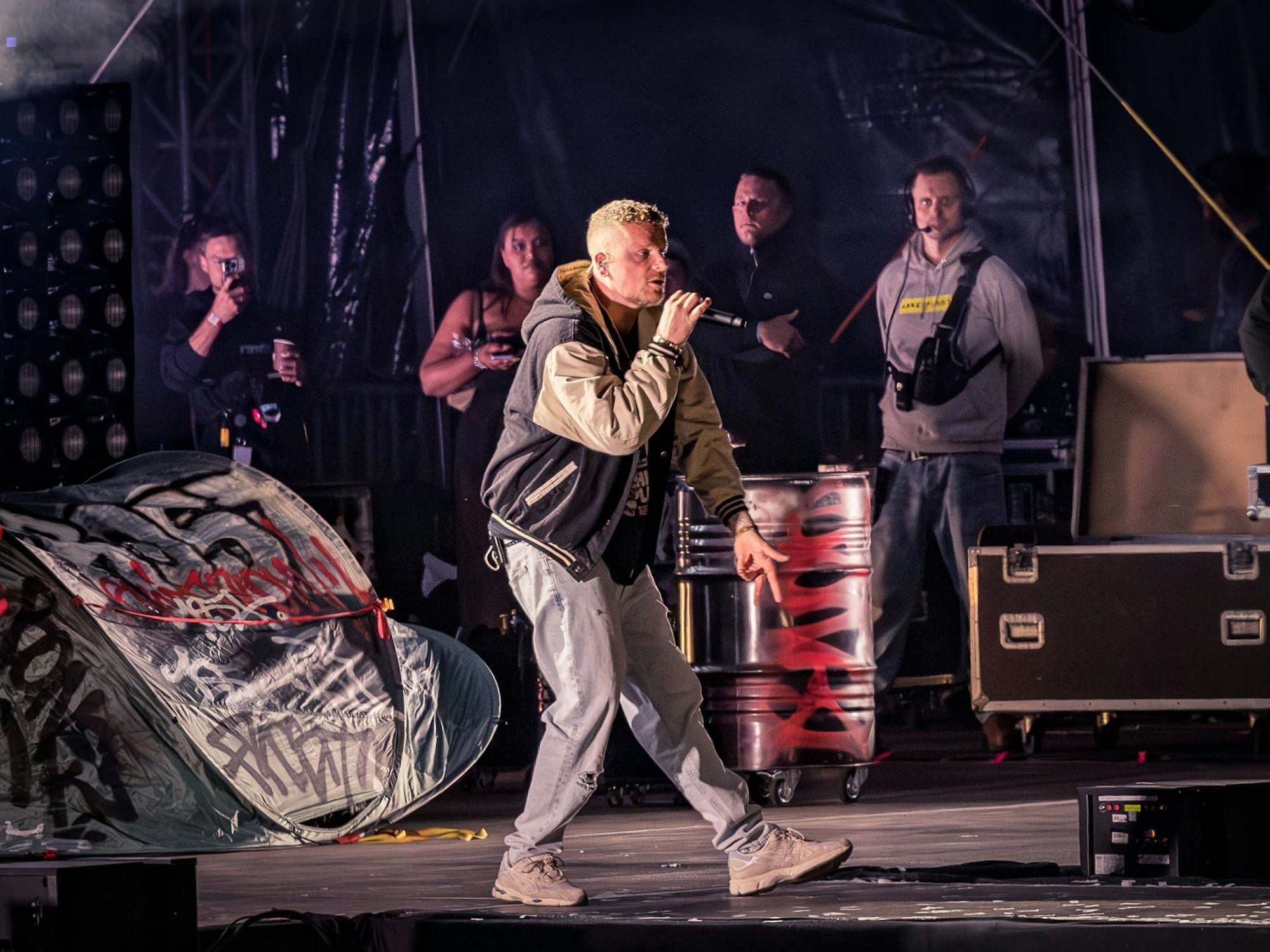 Beim Konzert von Bonez MC im Hamburger Volksparkstadion spielten sich chaotische Szenen ab.