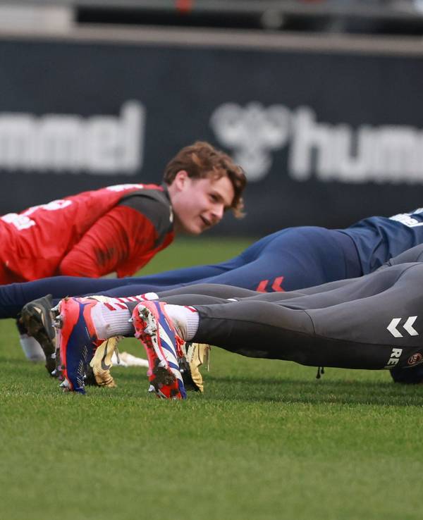 Jonas Urbig und Marvin Schwäbe (1. FC Köln) machen Liegestütze.