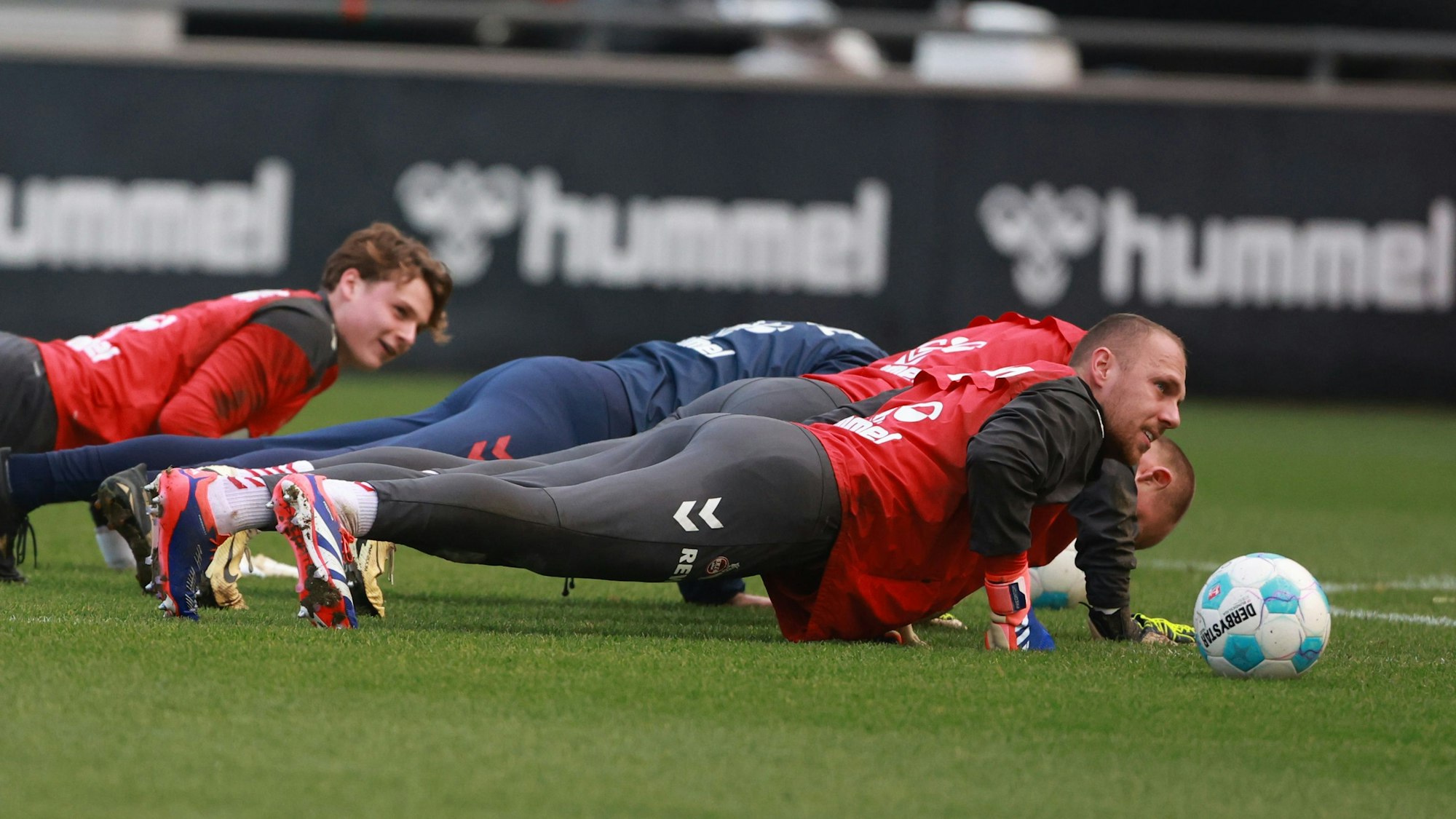 Jonas Urbig und Marvin Schwäbe (1. FC Köln) machen Liegestütze.
