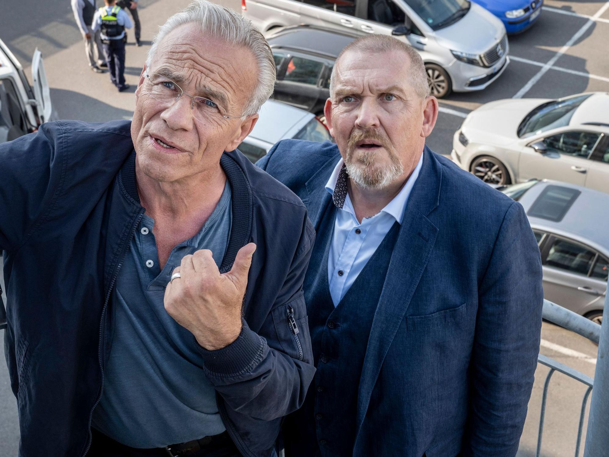 Die Kommissare Max Ballauf (Klaus J. Behrendt) und Freddy Schenk (Dietmar Bär, r) sind fassungslos in einer Szene vom «Tatort: Pyramide» (undatierte Filmszene). Der Krimi läuft am 14.01.2024 im Ersten. (zu dpa «Pyramide»: Ein Kölner «Tatort» in Kapiteln») +++ dpa-Bildfunk +++