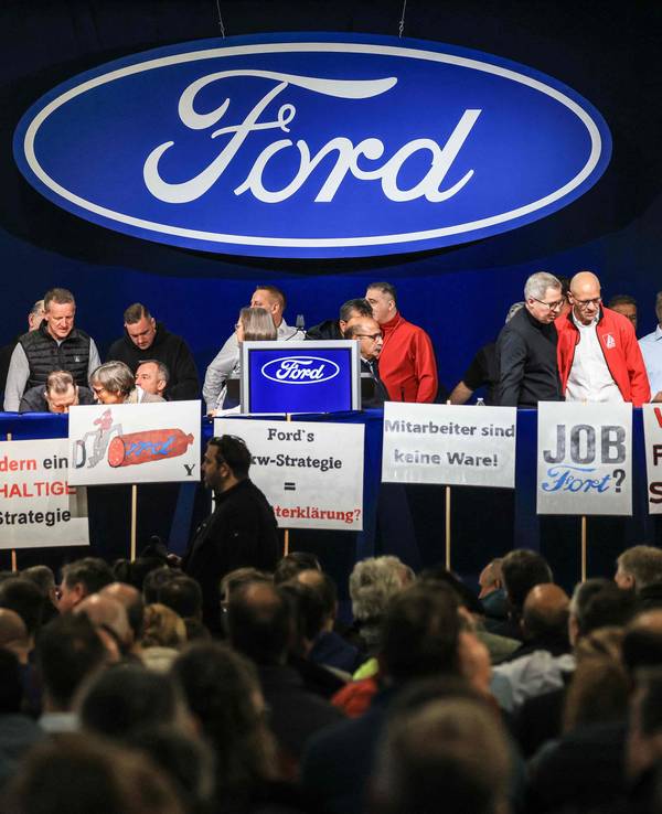 Ford-Mitarbeitende demonstrieren bei der Betriebsversammlung in Köln am 27. November 2024.