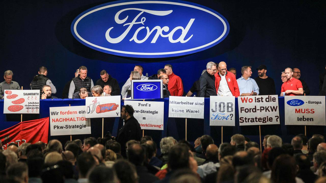 Ford-Mitarbeitende demonstrieren bei der Betriebsversammlung in Köln am 27. November 2024.