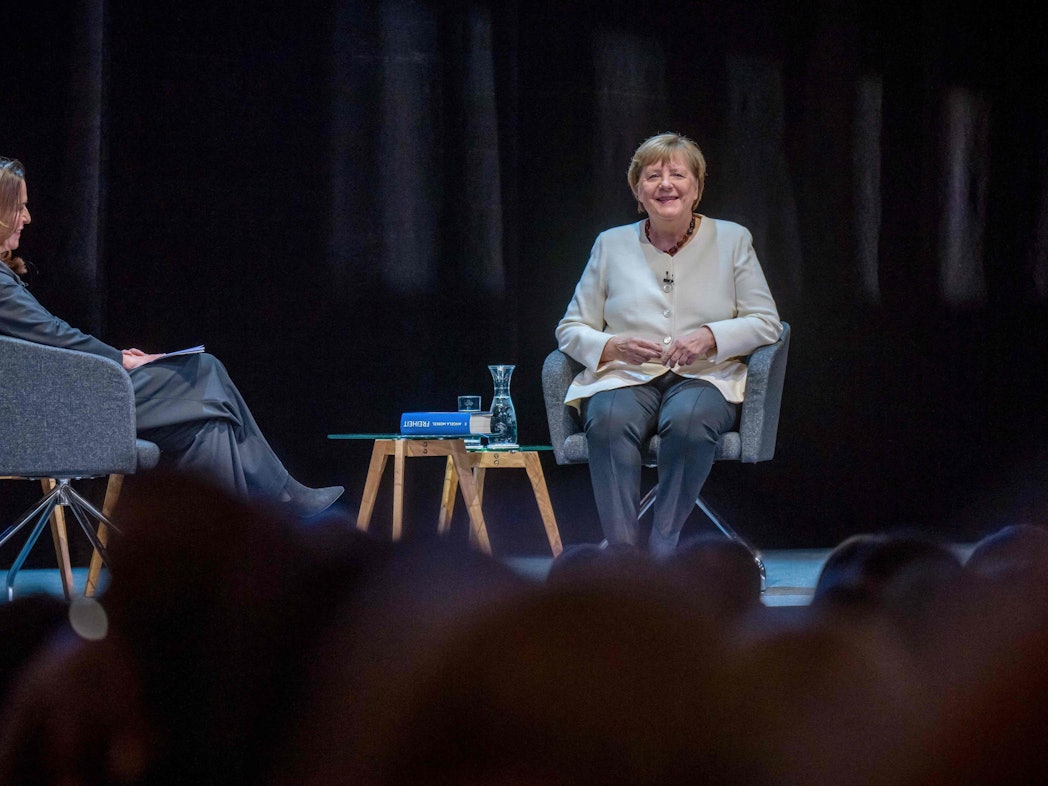 Ex-Kanzlerin Angela Merkel (rechts) sitzt auf der Bühne des Deutschen Theaters mit Moderatorin Anne Will bei der Vorstellung ihres Buchs „Freiheit. Erinnerungen 1954 - 2021“. Gemeinsam mit ihrer langjährigen Büroleiterin Beate Baumann verfasste die ehemalige Bundeskanzlerin Merkel ihre Erinnerungen. Die Autobiographie wurde am Dienstag (26. November 2024) in Berlin vorgestellt.