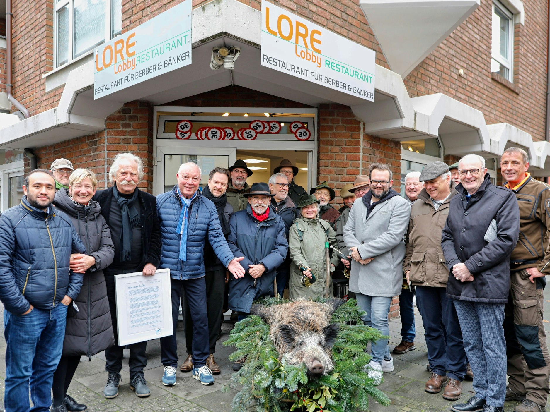 Wildschwein-Übergabe an das Lobby-Restaurant.