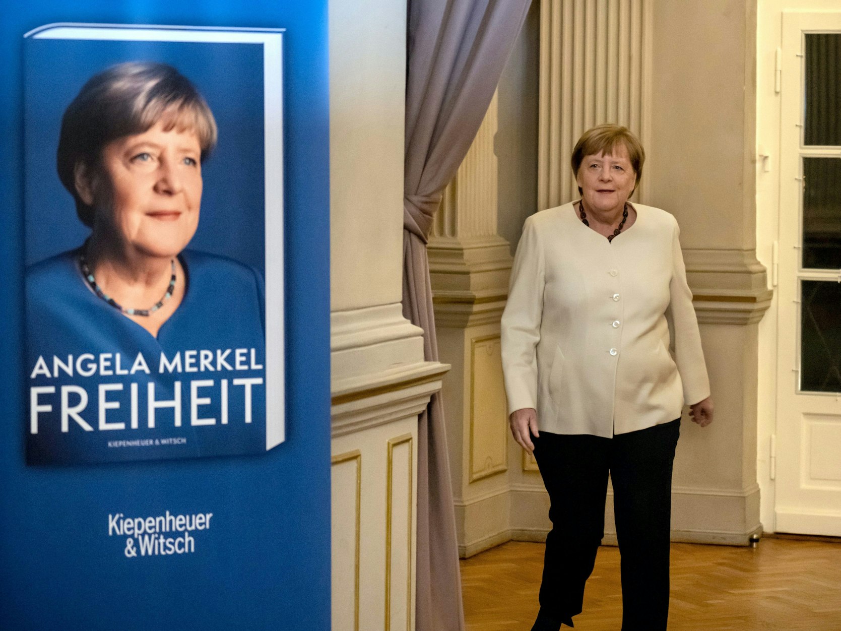 Ex-Kanzlerin Angela Merkel kam am Dienstag (26. November 2024) im Deutschen Theater in Berlin zur Vorstellung ihres Buchs „Freiheit. Erinnerungen 1954 - 2021“ an. Gemeinsam mit ihrer langjährigen Büroleiterin Beate Baumann verfasste die ehemalige Bundeskanzlerin ihre Erinnerungen.