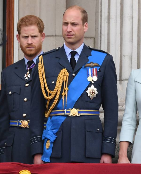 Herzogin Meghan, Prinz Harry, Prinz William und Prinzessin Kate stehen nebeneinander.