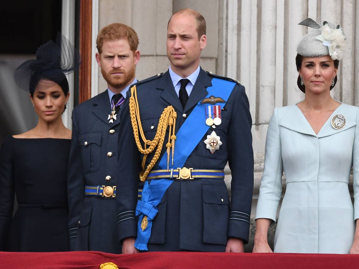 Herzogin Meghan, Prinz Harry, Prinz William und Prinzessin Kate stehen nebeneinander.