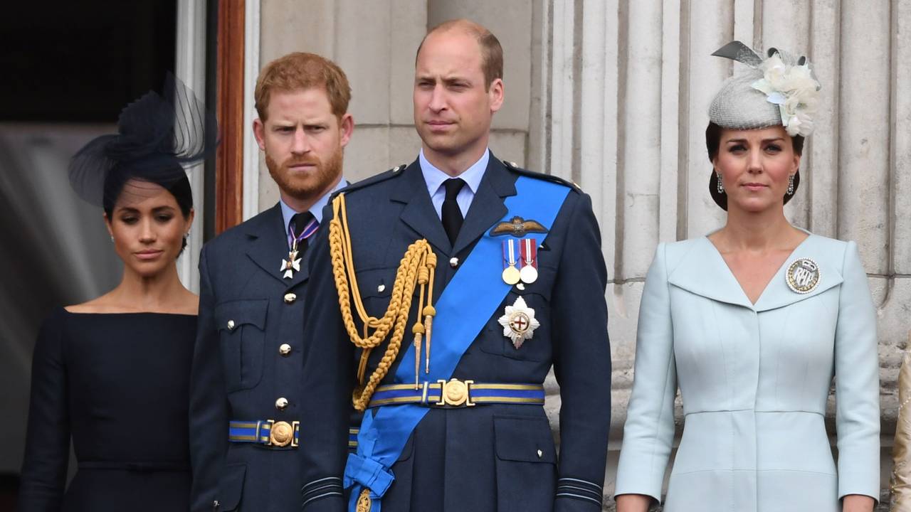 Herzogin Meghan, Prinz Harry, Prinz William und Prinzessin Kate stehen nebeneinander.