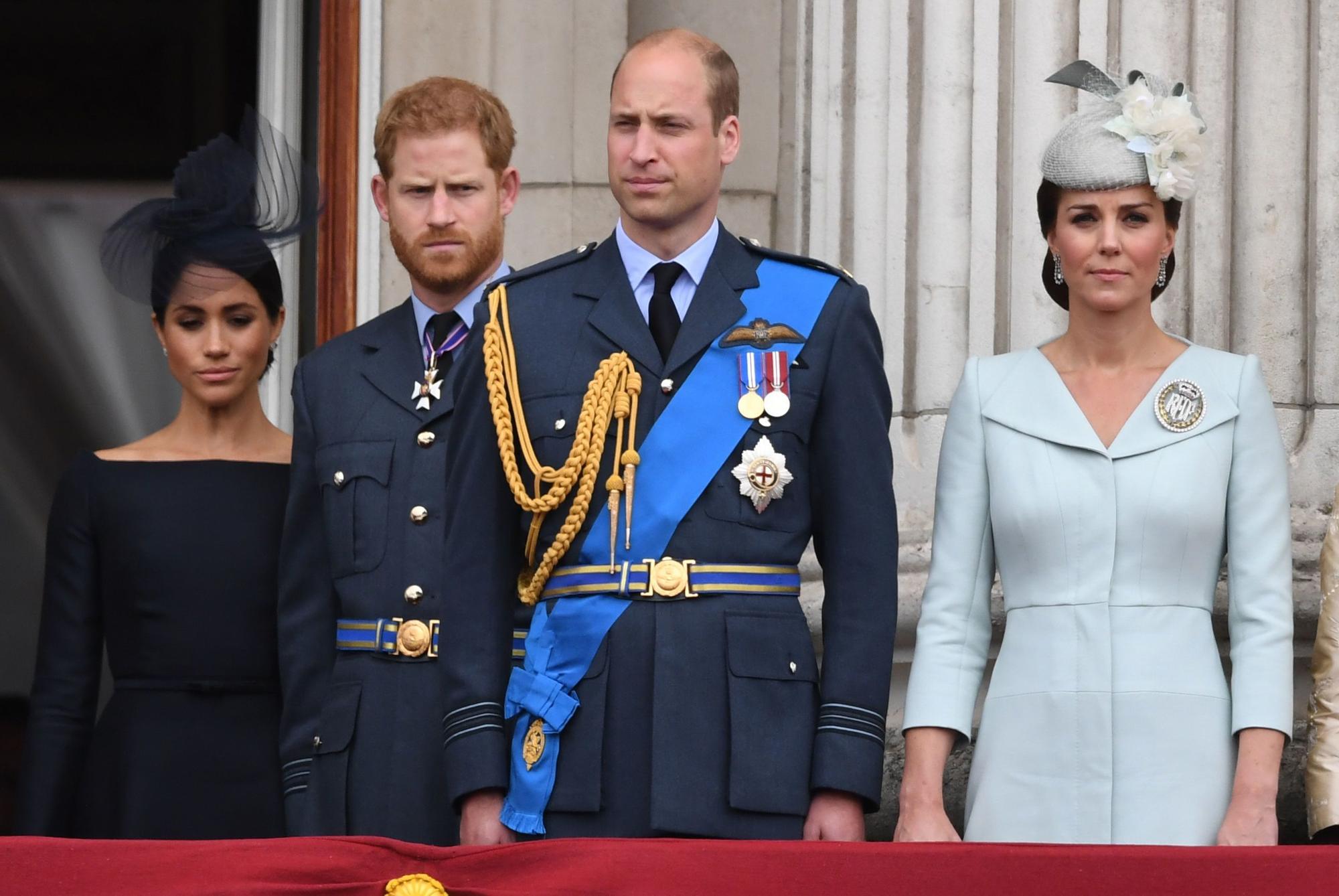 Herzogin Meghan, Prinz Harry, Prinz William und Prinzessin Kate stehen nebeneinander.