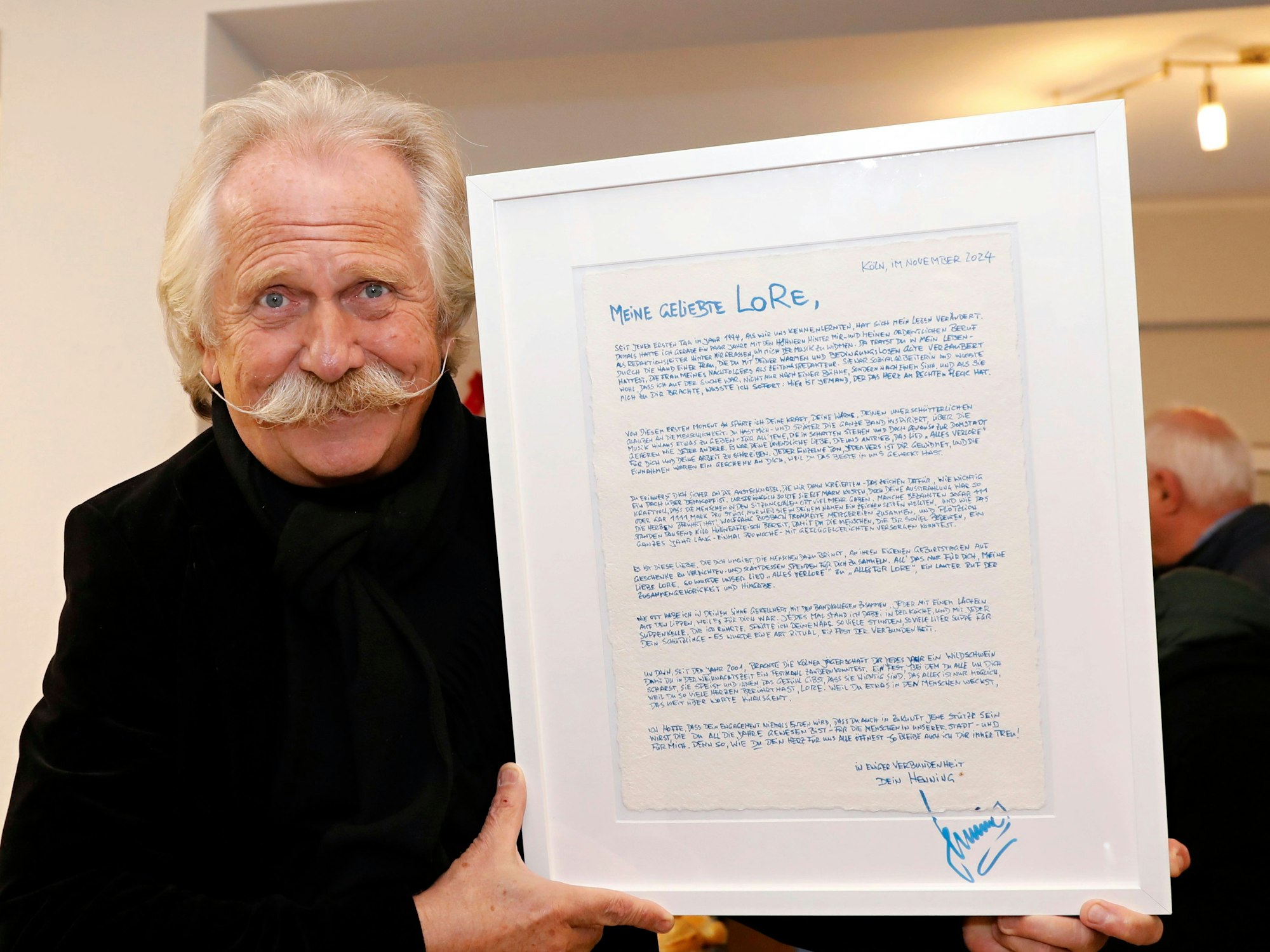Henning Krautmacher mit seinem Brief an „LoRe“.