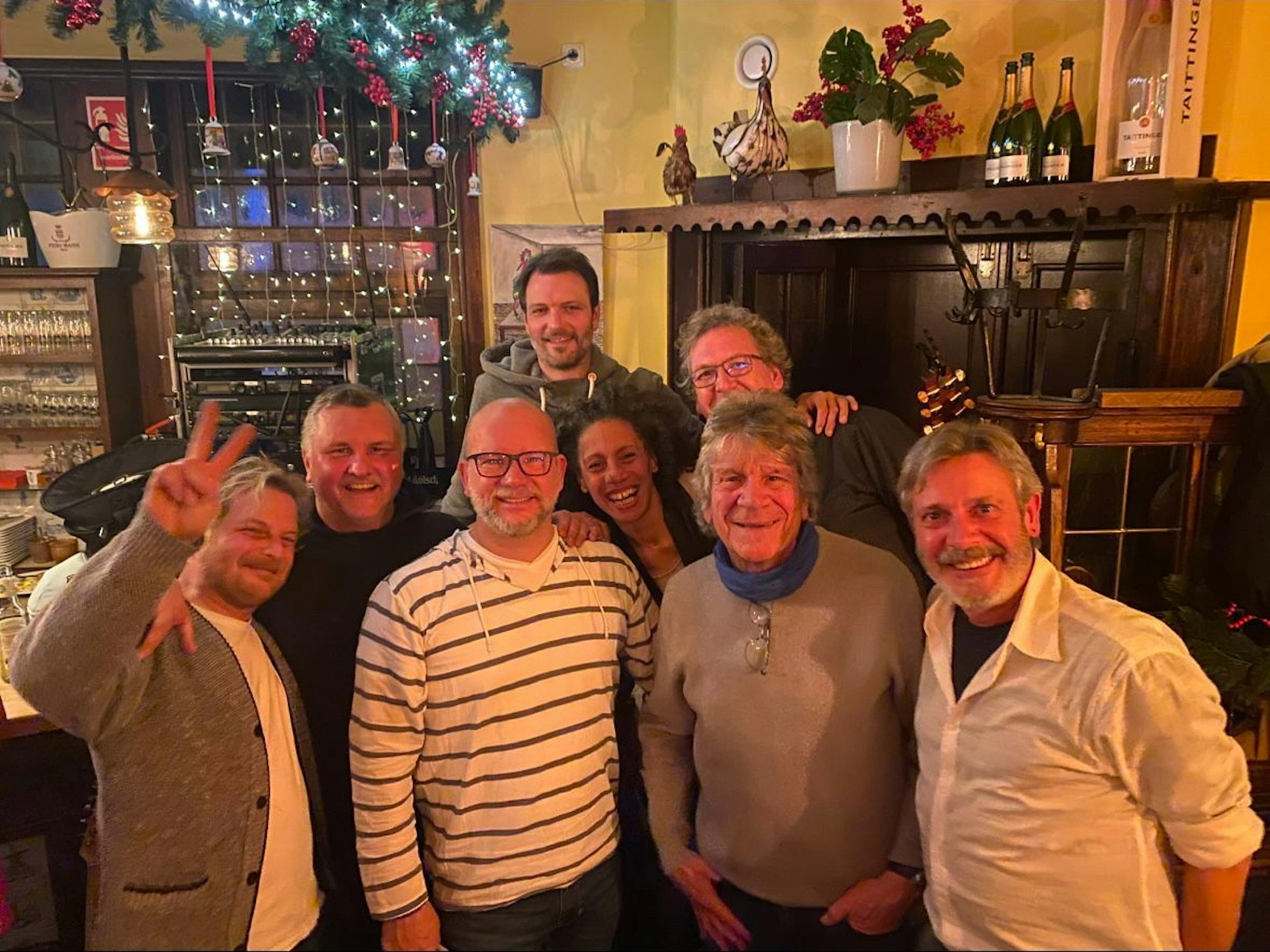 Ein Teil des Ensembles des Hänneschen-Theaters spielte am Dienstag (26. November 2024) ein besonderes Wohnzimmerkonzert in der Kneipe „Em Hähnche“ von Betreiber David Stasch (2.v.l.). Auch Bläck-Fööss-Urgestein Bömmel Lückerath (2.v.r) war vor Ort.