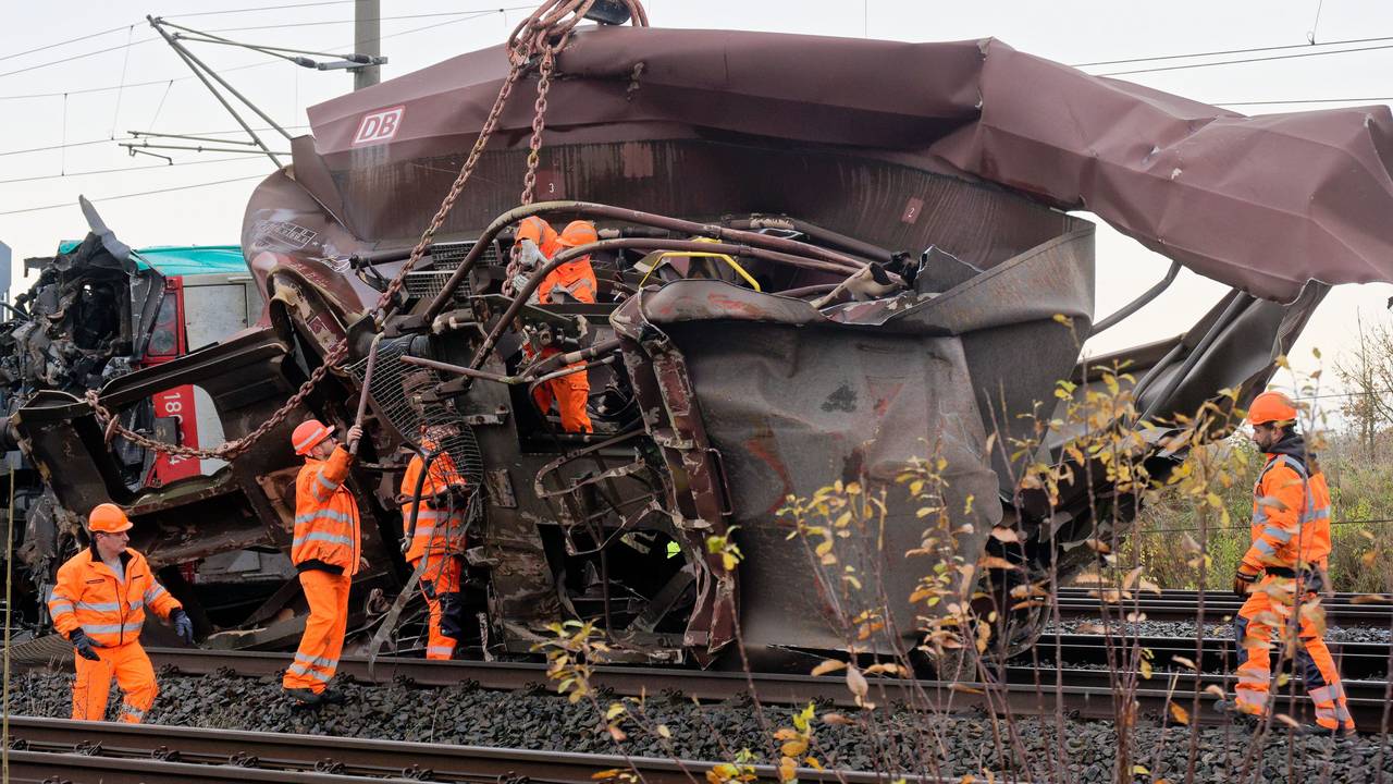 Mehrere Personen bereiten die Bergung eines völlig zerstörten Waggons vor.