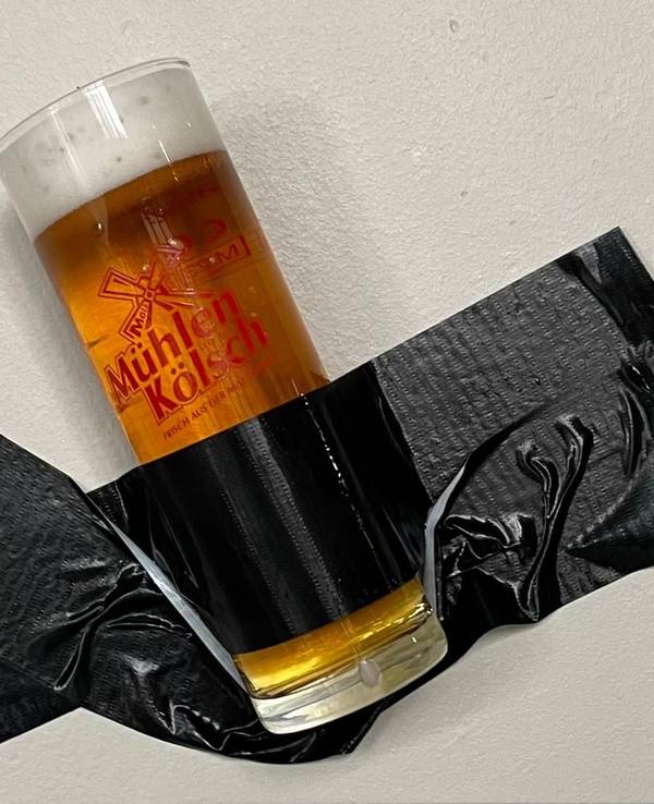 Kölschglas-Kunstwerk auf der Versteigerung.