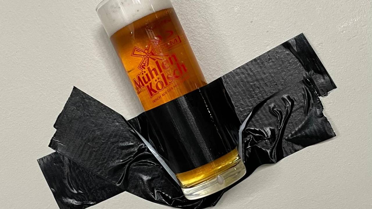 Kölschglas-Kunstwerk auf der Versteigerung.