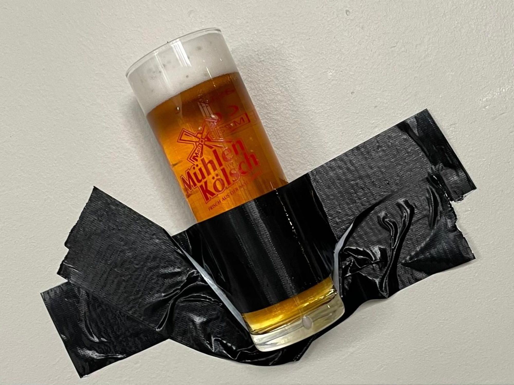 Kölschglas-Kunstwerk auf der Versteigerung.