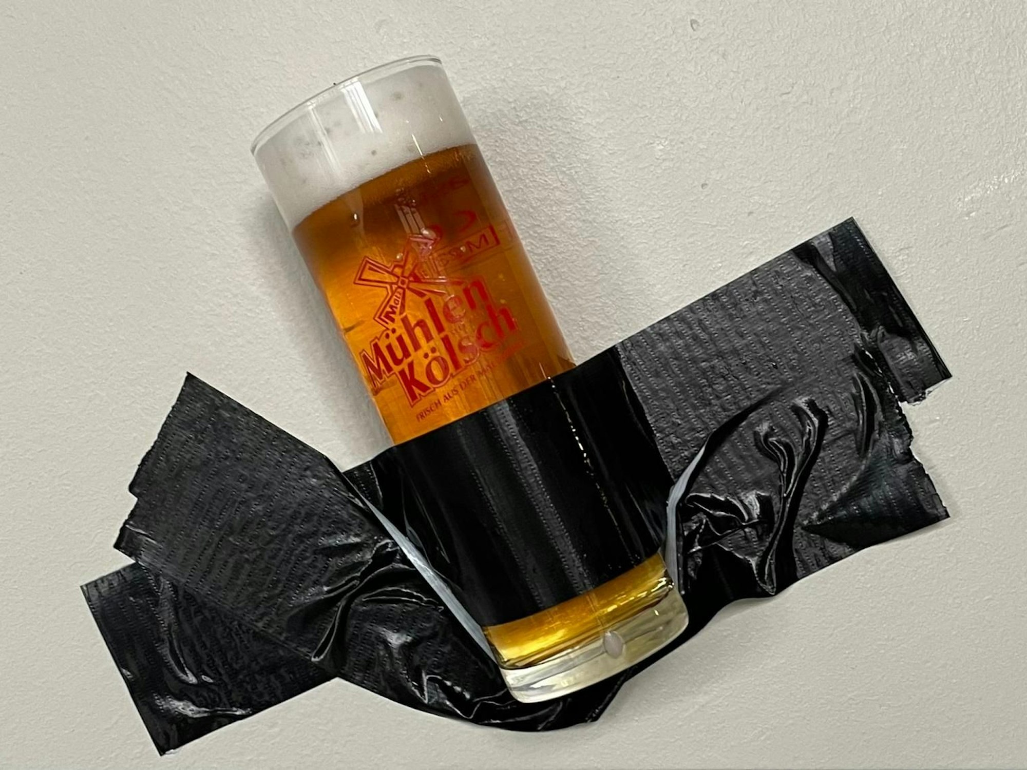 Kölschglas-Kunstwerk auf der Versteigerung.