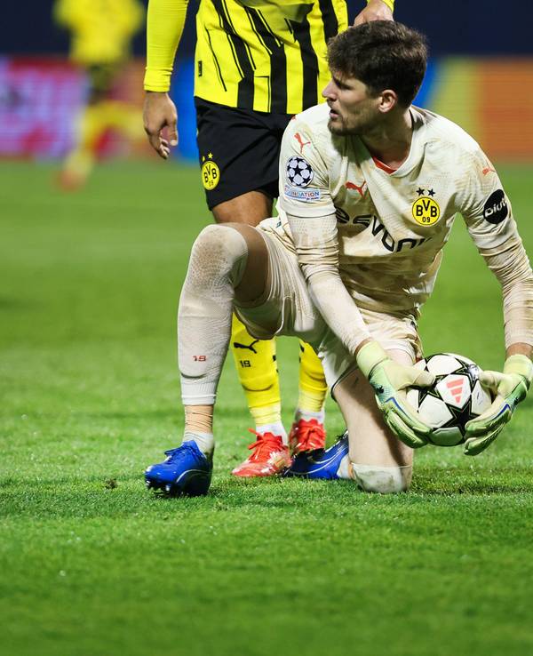 Gregor Kobel nimmt einen Ball auf.