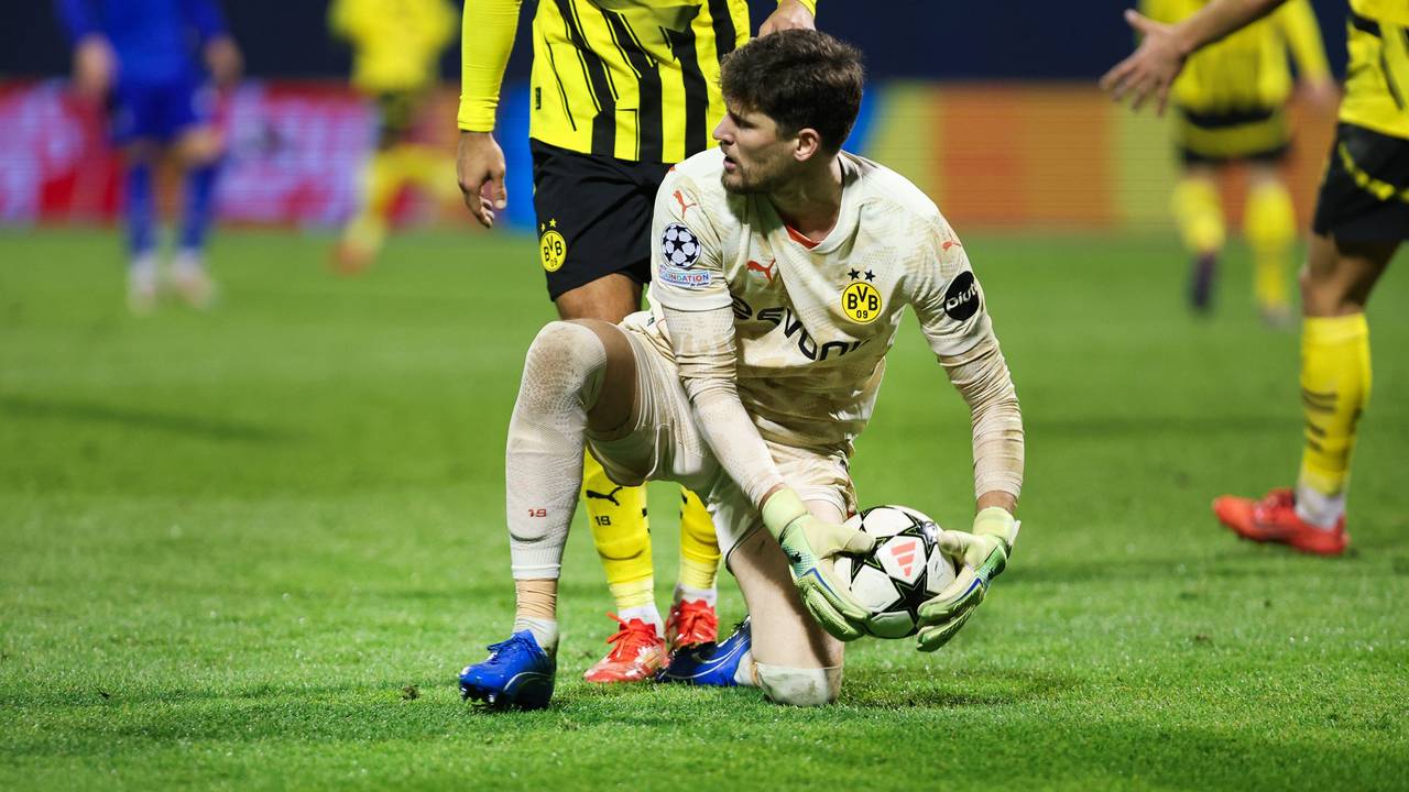 Gregor Kobel nimmt einen Ball auf.