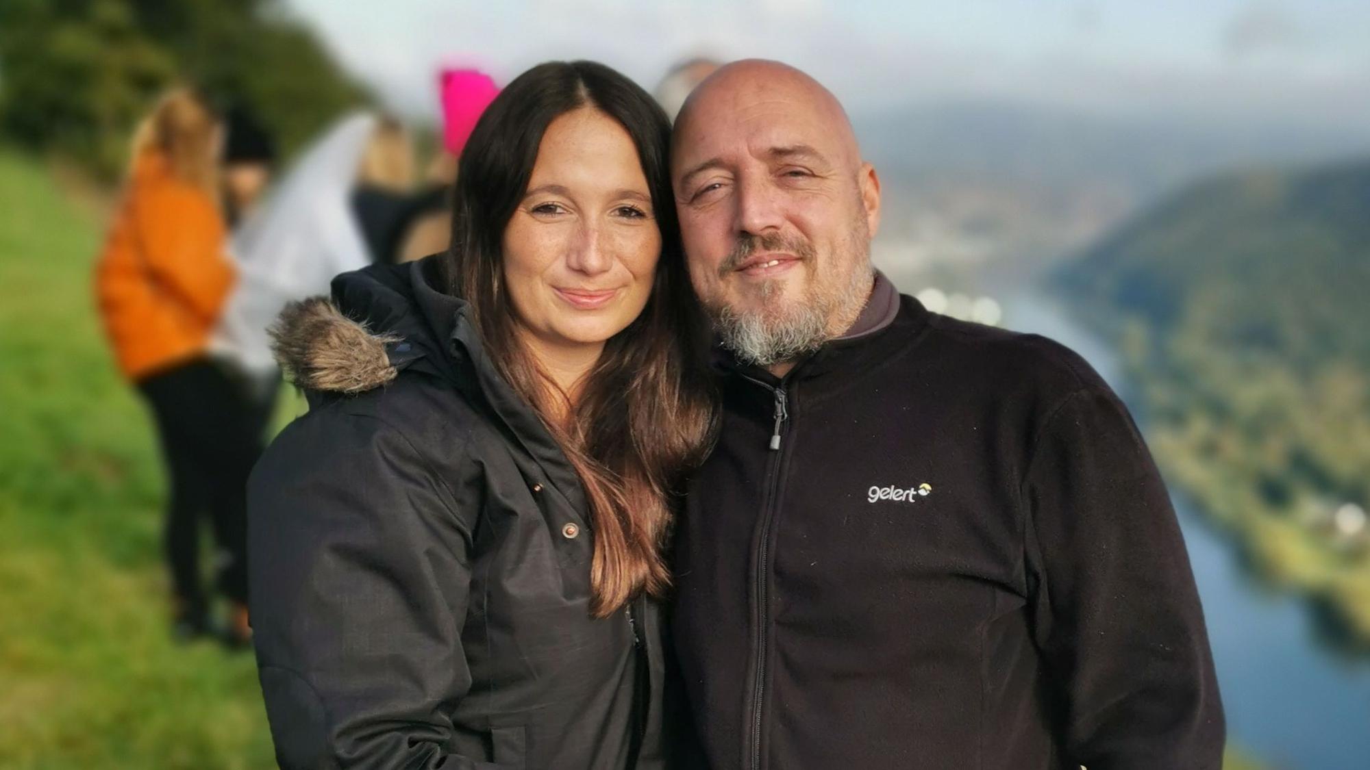 Yvonne Trimborn und Frank Trimborn schauen in die Kamera