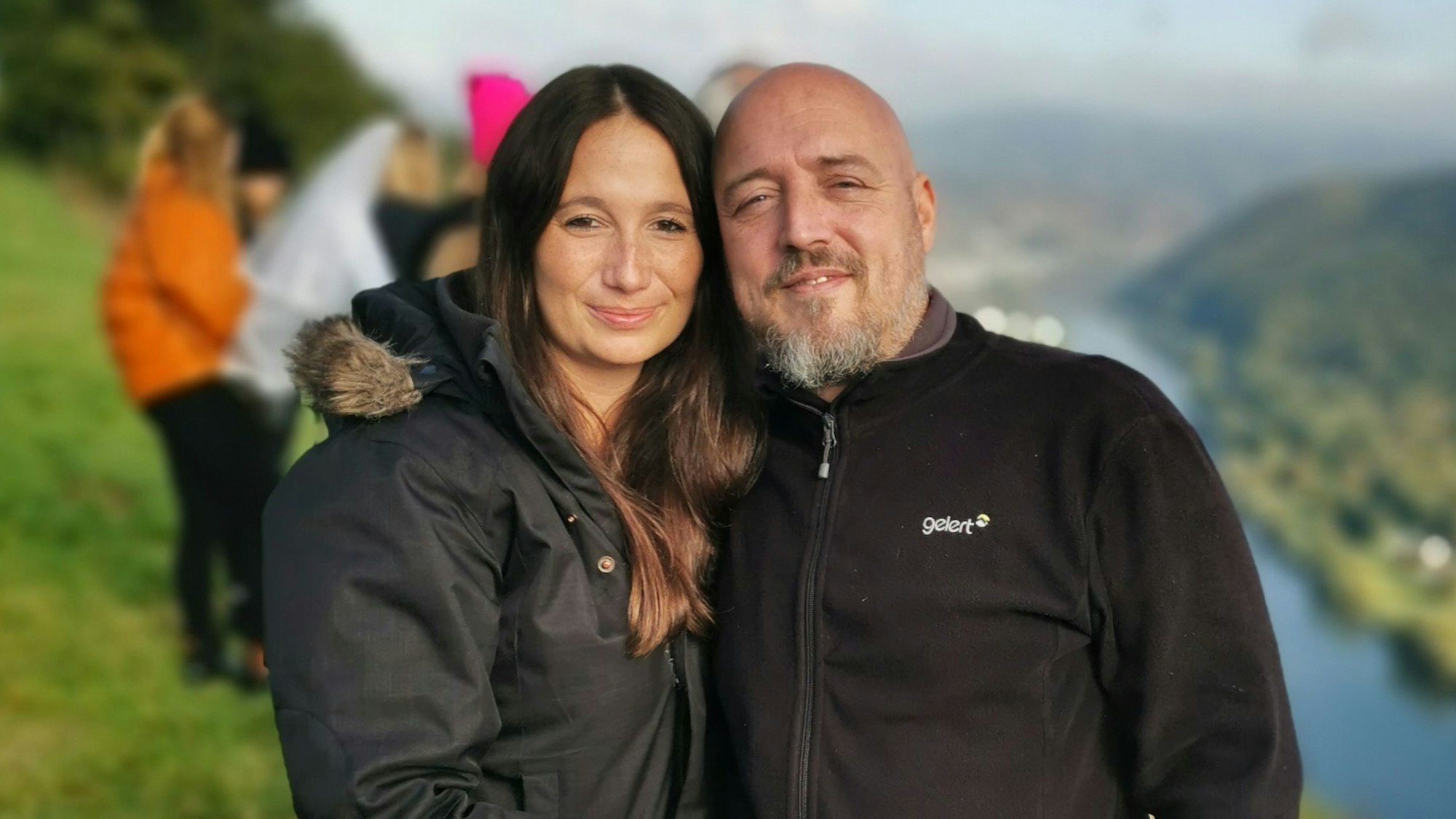 Yvonne Trimborn und Frank Trimborn schauen in die Kamera